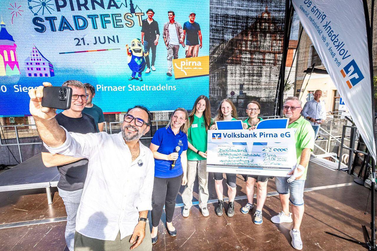 Coole Aktion - Schauspieler Adnan Maral macht begeistert von der Spende ein Selfie