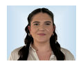 Praktikantin Selin Bayyilmaz vor hellblauem Hintergrund