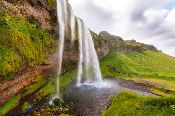 Ein schöner Wasserfall, der in ein Tal hinabstürzt