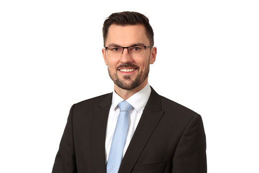 Freundlich lächelnder Mann im Anzug, unser Firmenkundenberater Rudi Selmeier