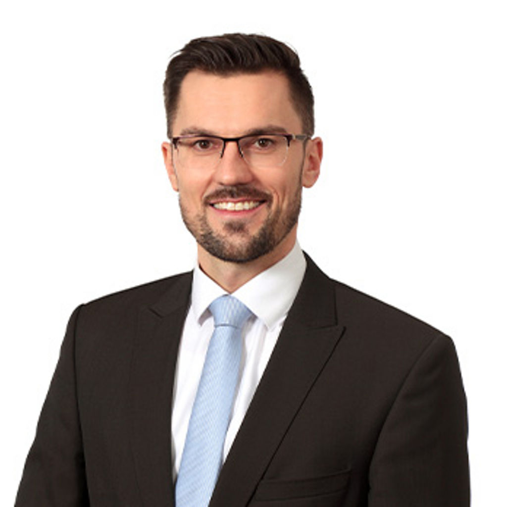 Freundlich lächelnder Mann im Anzug, unser Firmenkundenberater Rudi Selmeier