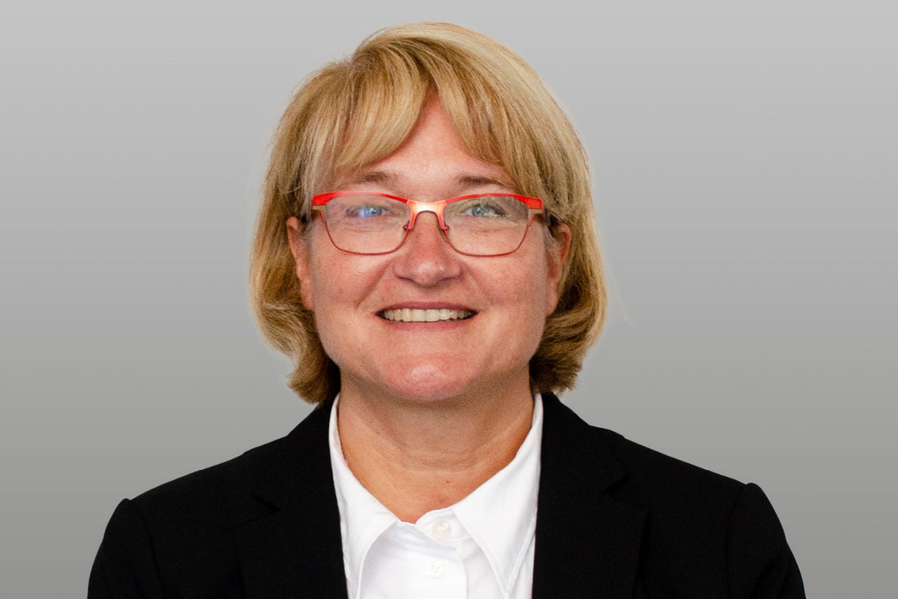 Privatkundenberaterin Carolin Sengpiehl  vor grauen Hintergrund
