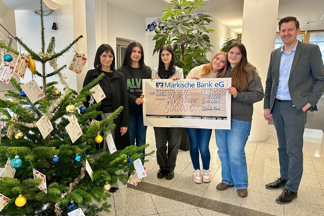 M. Cussel, Gabriele, Greta, Lillian-Lu und Sonila mit Filialleiter André Deimel mit dem Übergabescheck bei den Wunschbäumen.