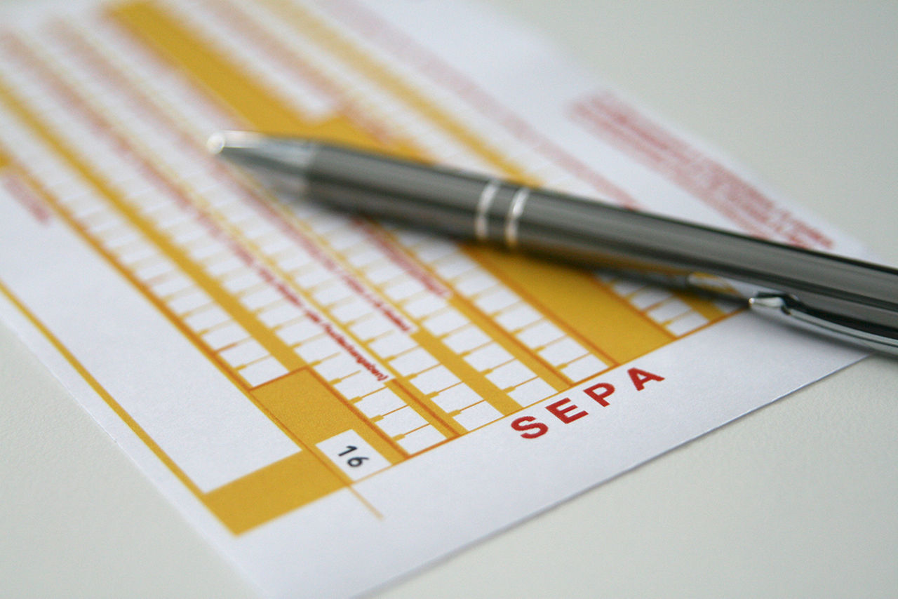 Sepa Scheck mit Kugelschreiber