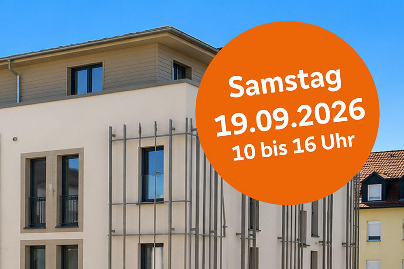 Moderne Mehrfamilienhäuser mit hellem Putz und Balkonen, beworben mit Text zum Tag der offenen Tür am Samstag, 19.09.2026.