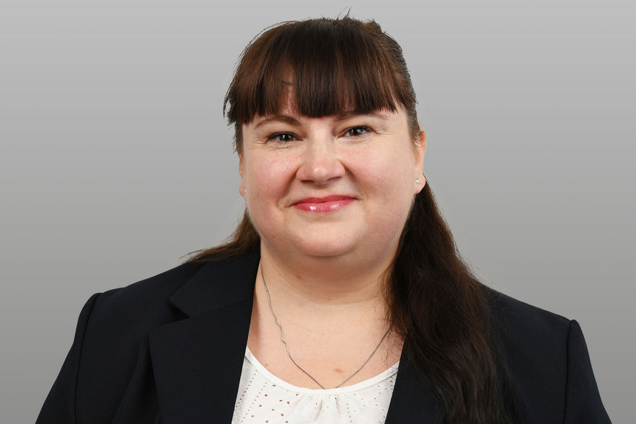 Servicemitarbeiterin Nataliia Sereda vor grauen Hintergrund