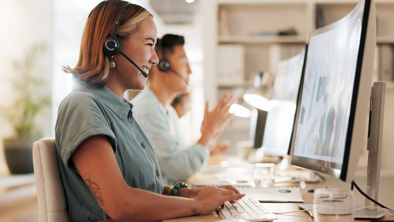junge Frau mit Headset am Computer