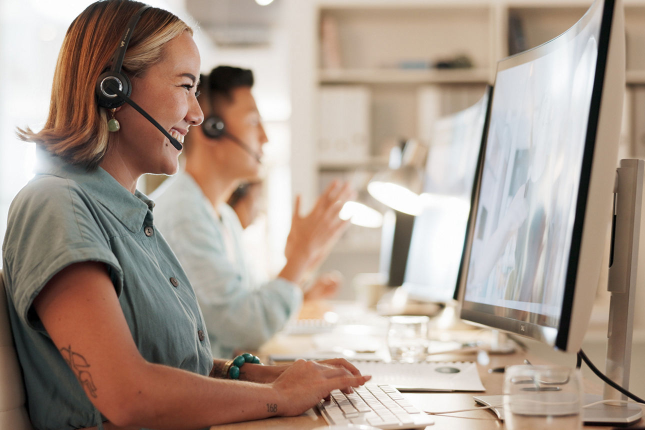 junge Frau mit Headset am Computer