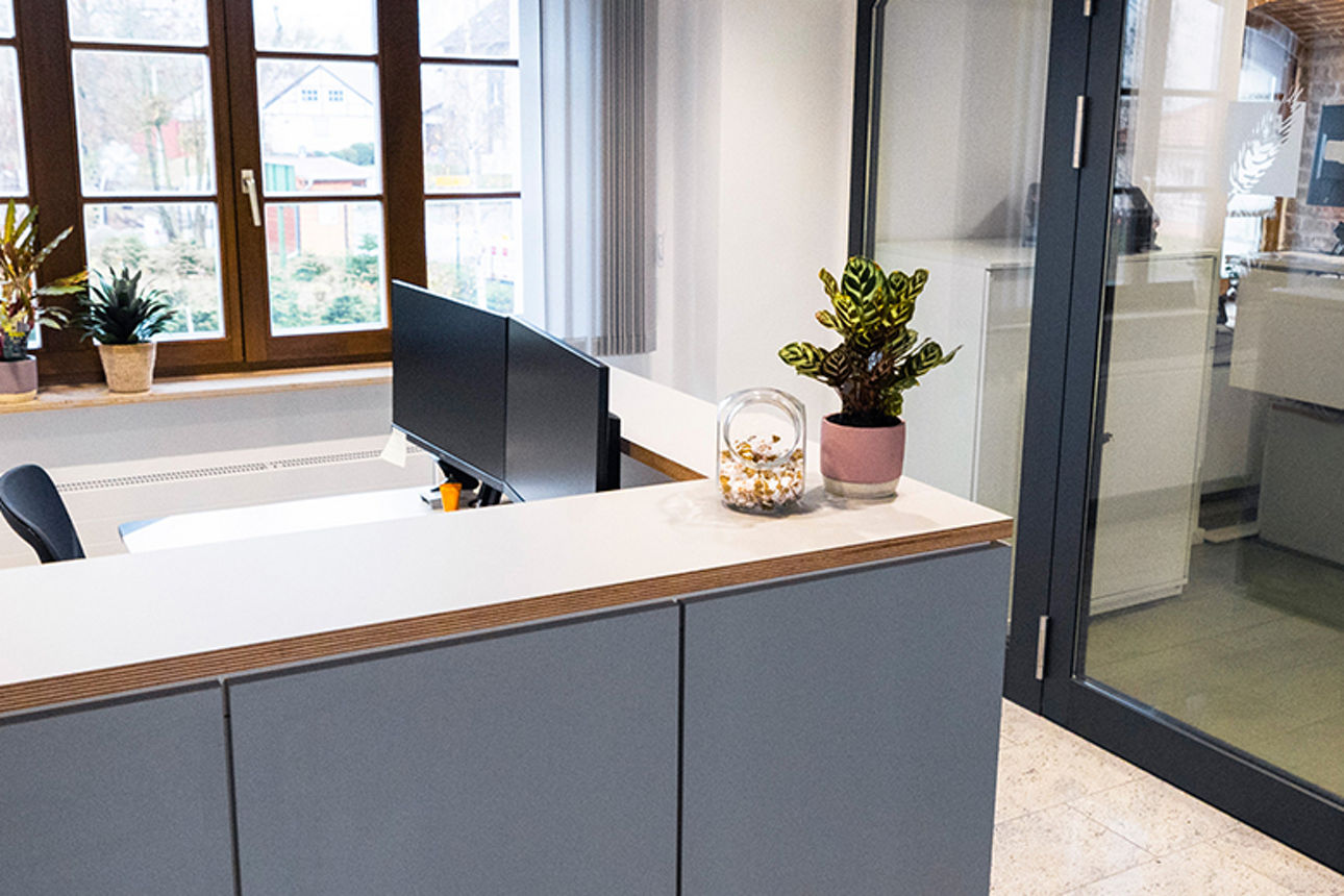 Leeres Bürozimmer mit Tisch, Stuhl, und Monitoren 