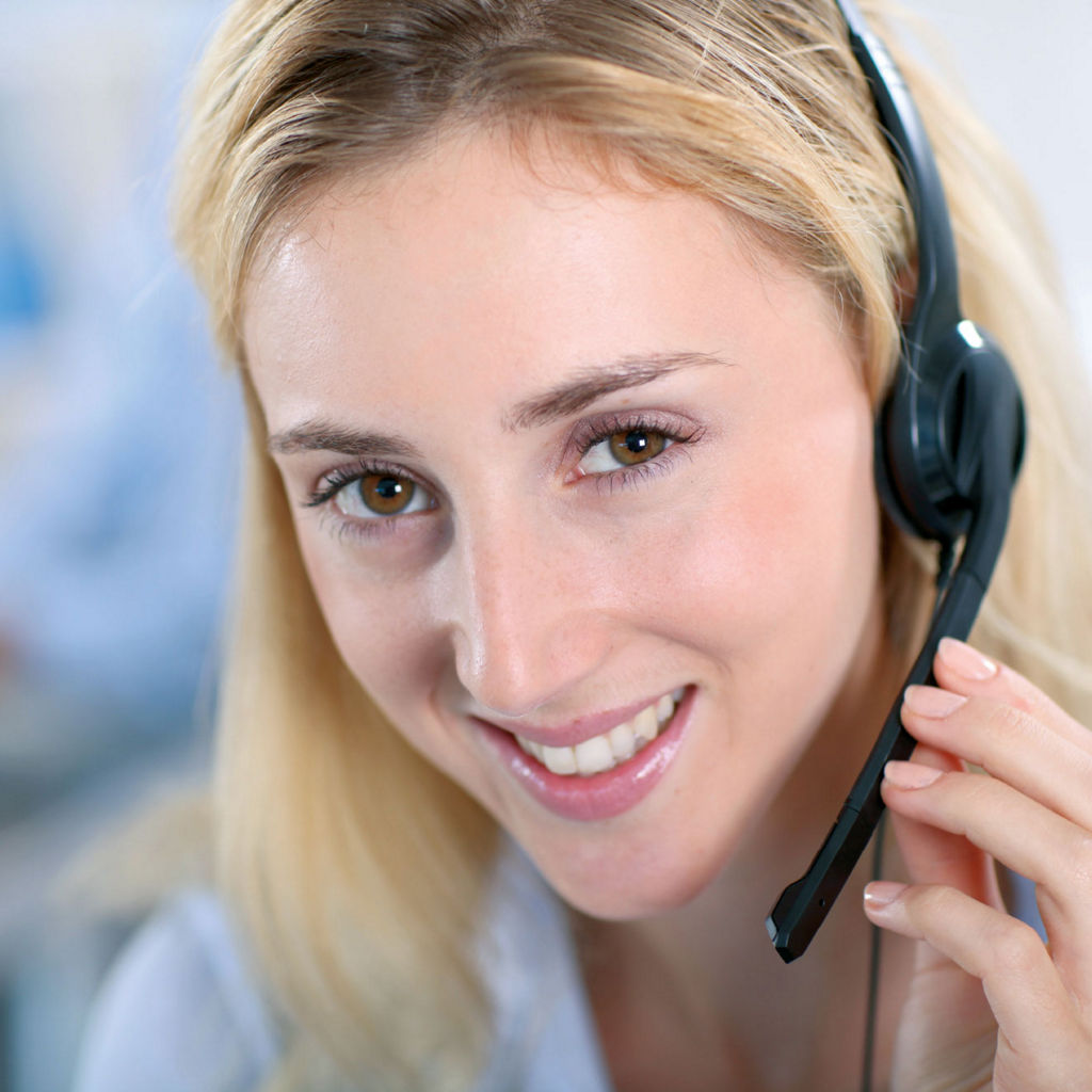 Frau mit Headset lächelt