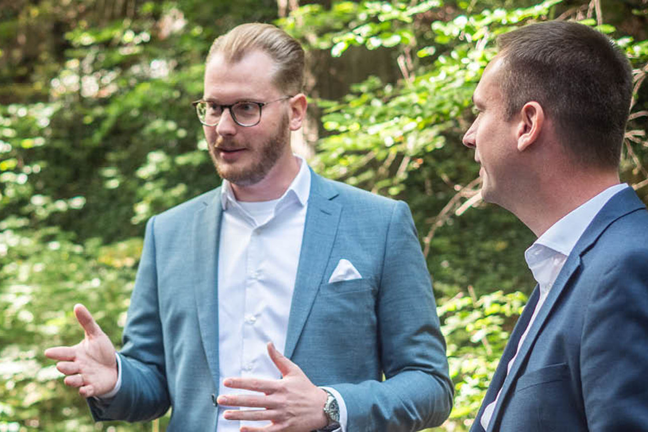 Drei Personen im Gespräch