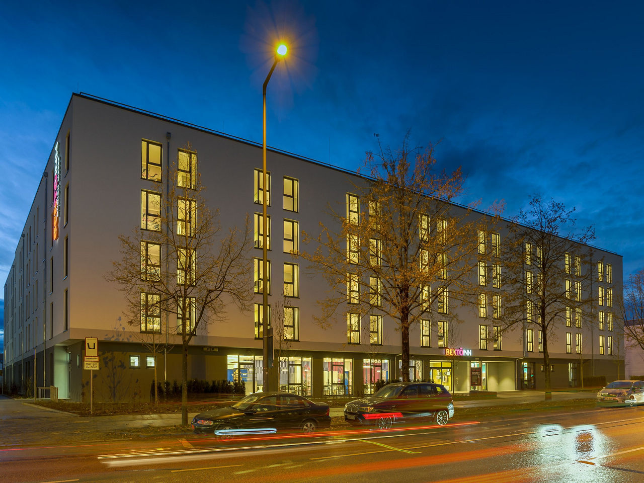 Großes Wohngebäude im Nachthimmel