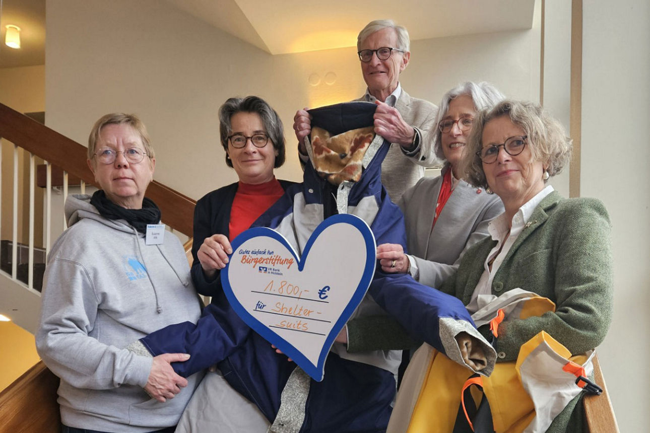 Sheltersuits – übergabe des Spendenherzes; Fotos: Gunnar Urbach