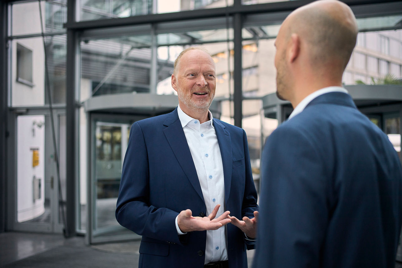 Zwei Männer im Gespräch