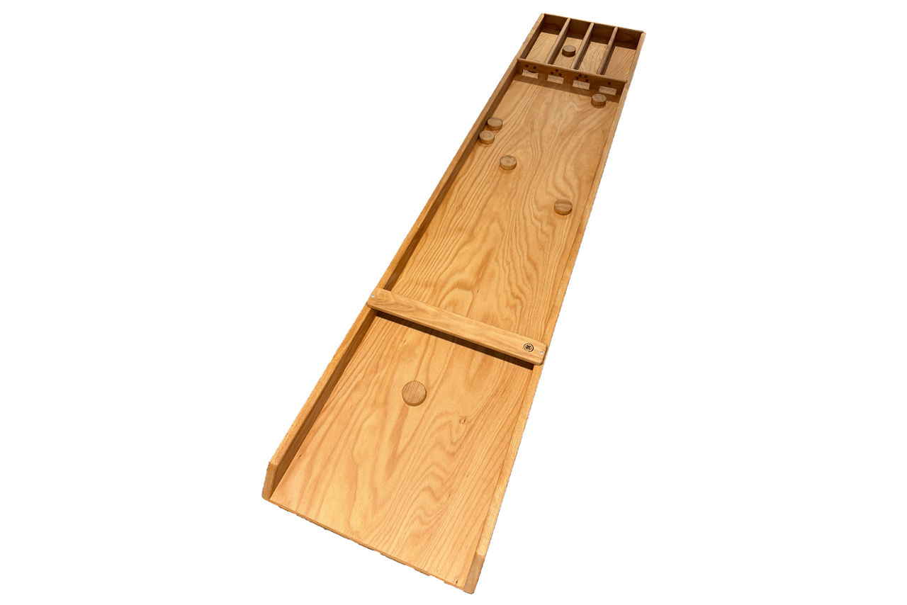 Auf dem Bild ist ein freigestelltes Shuffleboard aus Holz zu sehen.