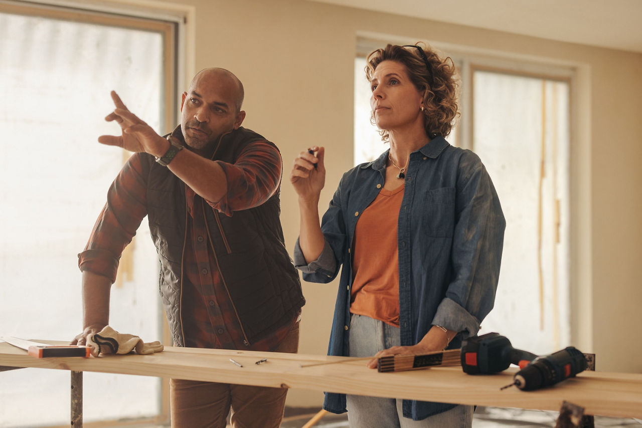 Ein Mann und ein Frau beim Renovieren eines Hauses