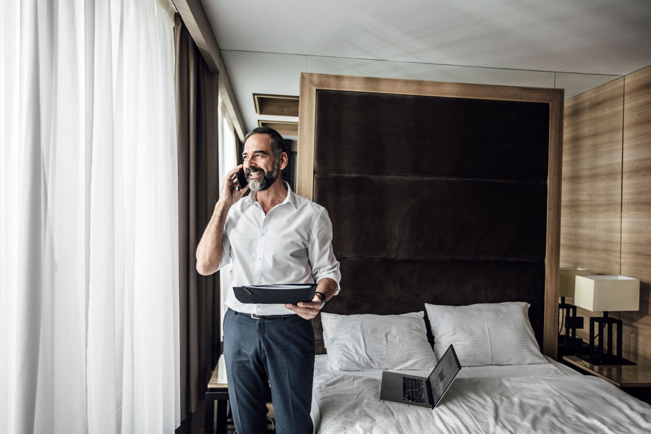 Ein Geschäftsmann telefoniert in einem Hotel
