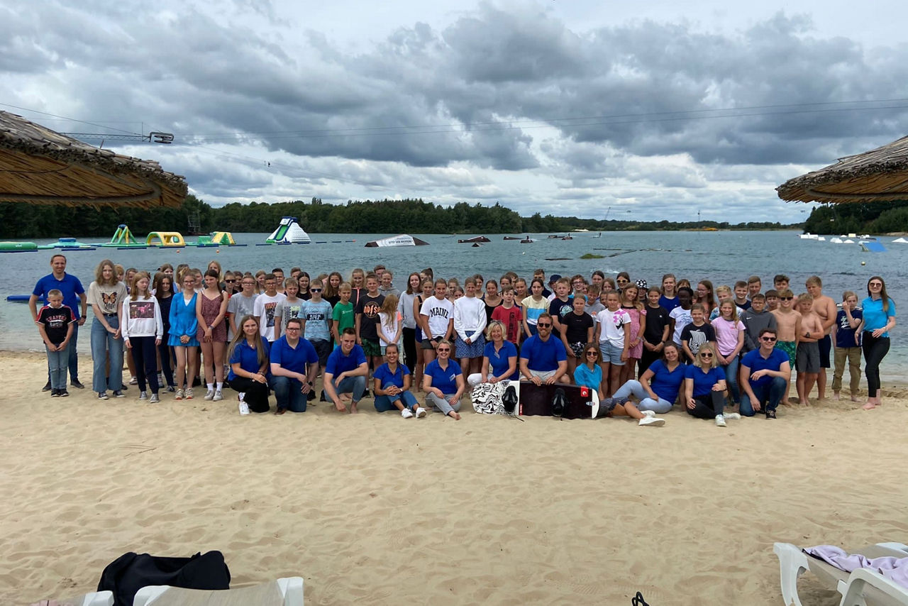 Eine große Gruppe von Menschen am Strand