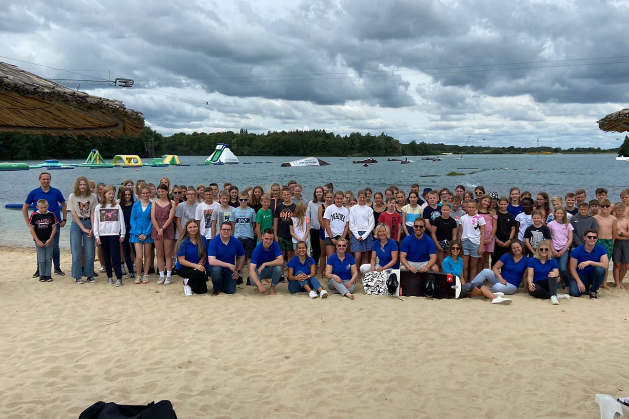 Eine große Gruppe von Menschen am Strand