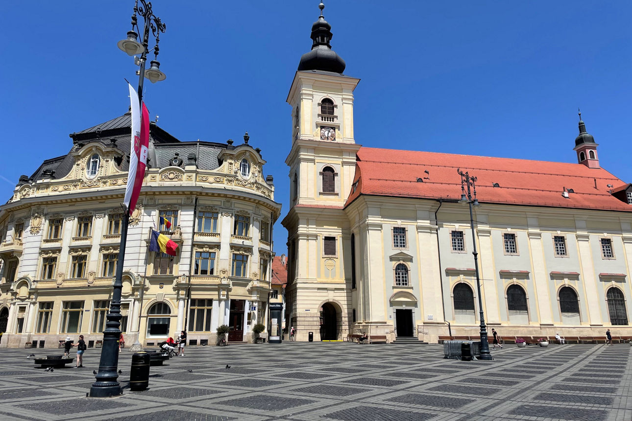 Sibiu-Hermannstadt-Rathaus-links-und-Jesuitenkirche-rechts