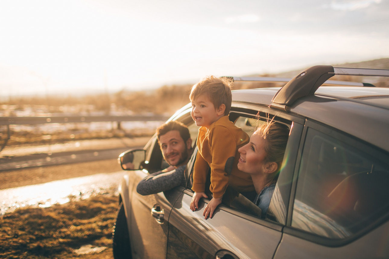 Eine kleine Familie bei einem Ausflug mit dem Familienauto