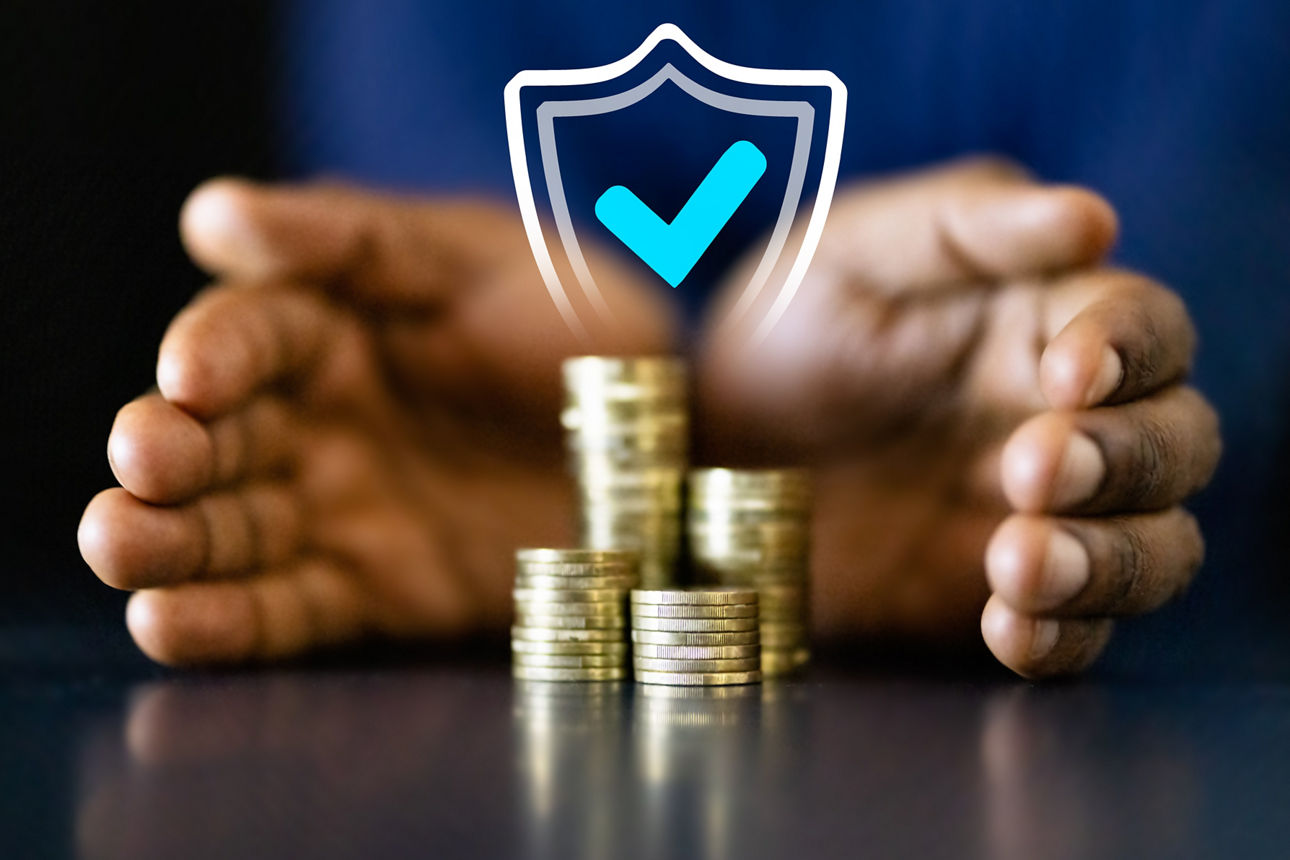 Hände liegend schützend Münzstapel mit Schutzschild davor