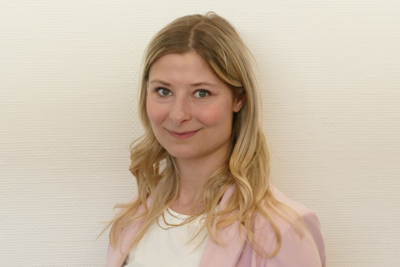 Eine Frau lächelt in die Kamera