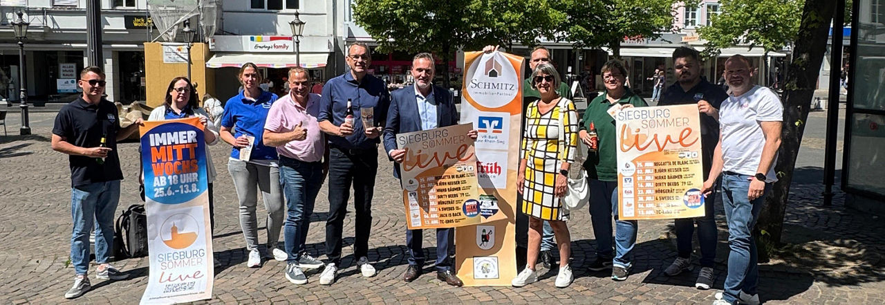 Foto © Nico Novaceck - v. l. Holger Hürten und Andrea Schrahe im Kreise der Veranstalter und Unterstützer.