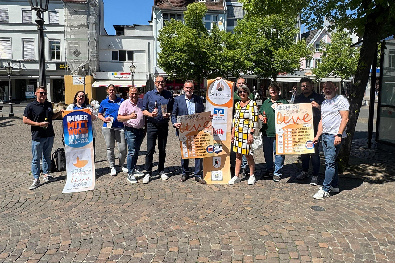 Vorstandsvorsitzender Holger Hürten und Andrea Schrahe im Kreise der Veranstalter und Unterstützer