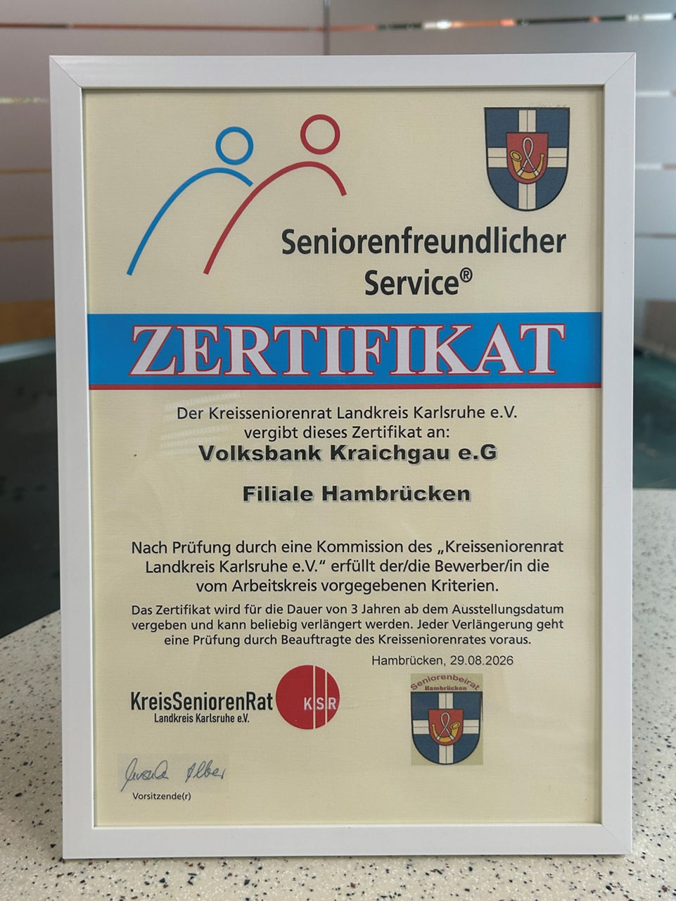 Foto des Zertifikats für den "Seniorenfreundlichen Service" in der Filiale Hambrücken.
