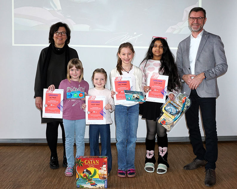 Gruppe von Kindern mit der Rektorin und dem Vorstand der Raiffeisenbank