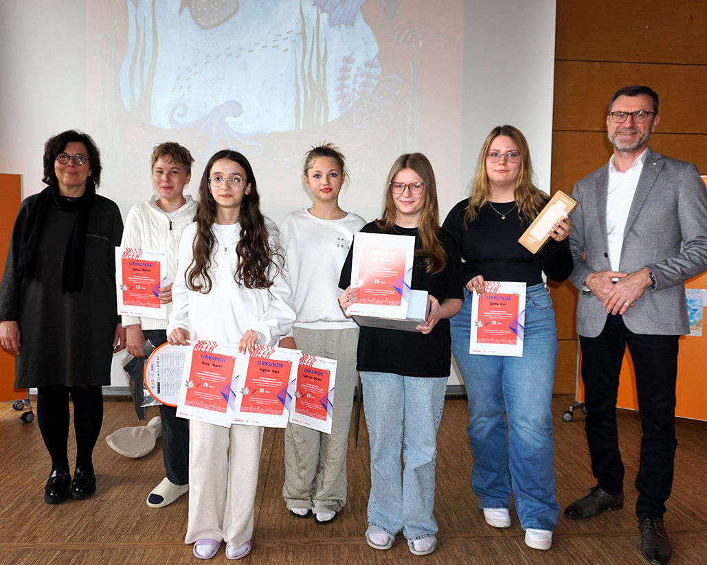 Gruppe von Kindern mit der Rektorin und dem Vorstand der Raiffeisenbank