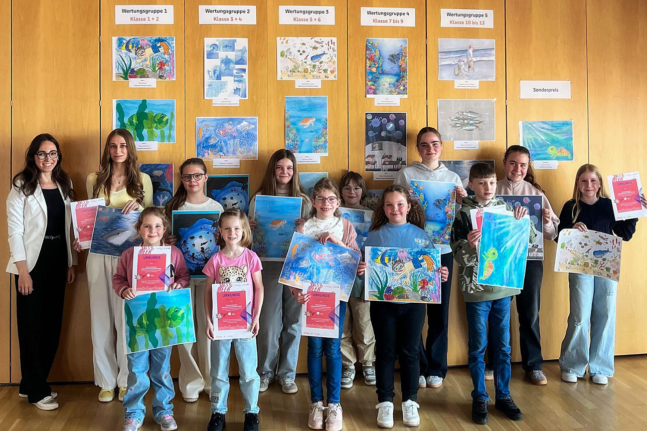 Foto: Siegerinnen und Sieger des Malwettbewerbs "jugend creativ" auf Regionalebene bei der Preisverleihung durch die VR Bank Kitzingen eG