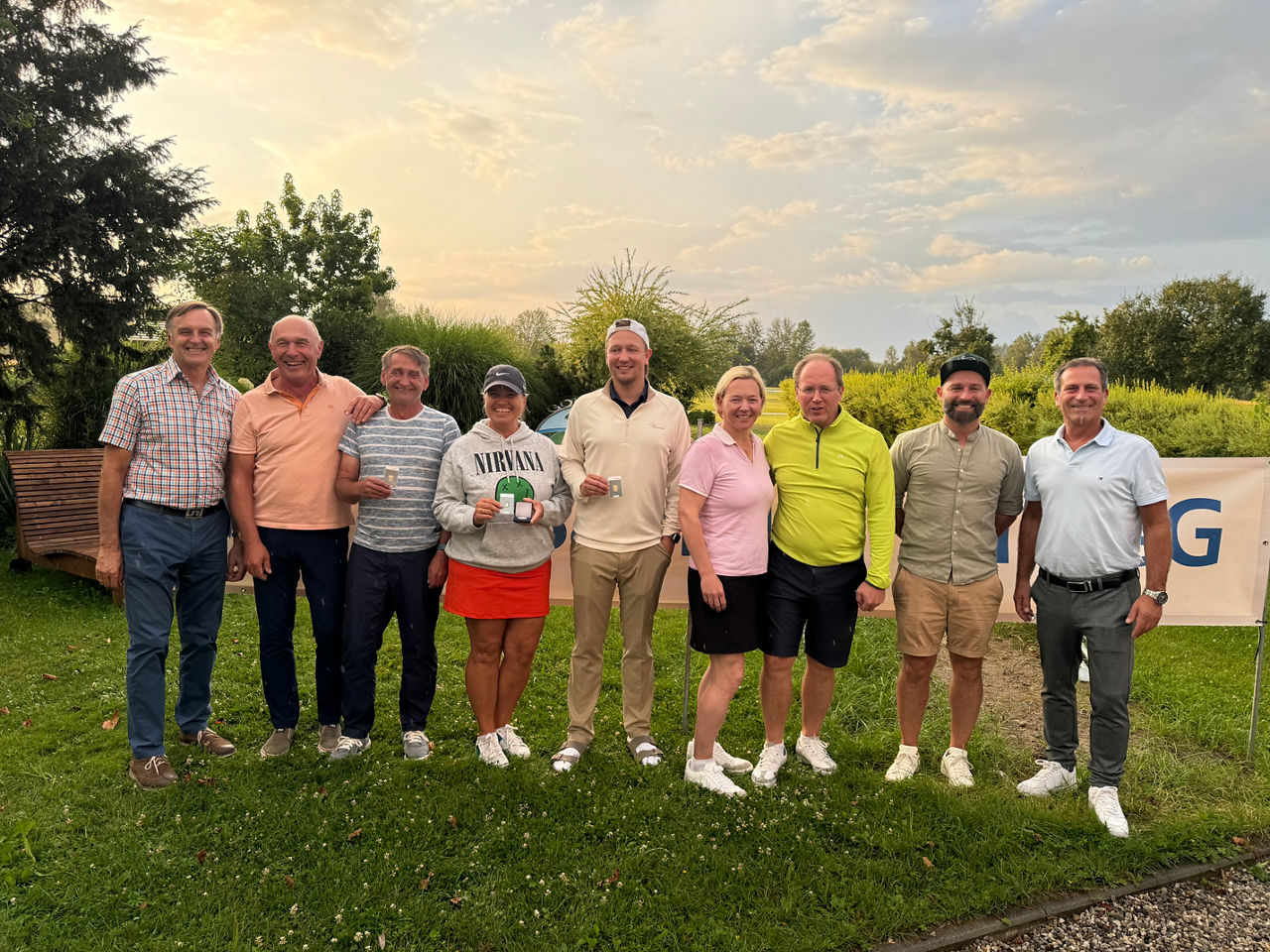 Die Sieger des VR-Bank-Turnieres mit dem Präsidenten des Golfclubs Vilsbiburg.