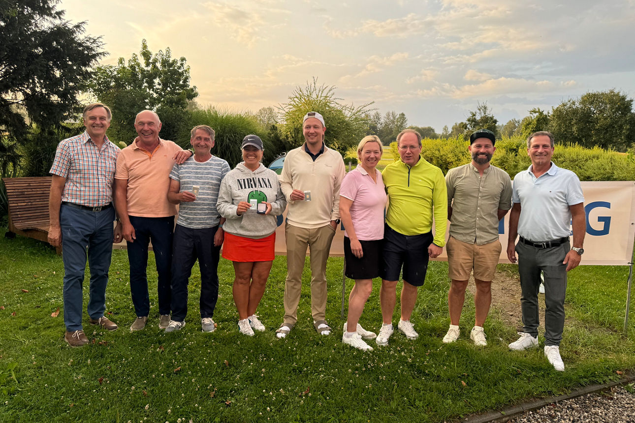 Die Sieger des VR-Bank-Turnieres mit dem Präsidenten des Golfclubs Vilsbiburg.