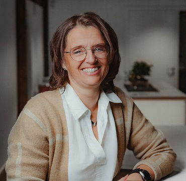 Frau Melanie Siemann im Anzug