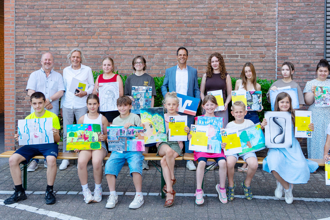 Die stolzen Gewinnerinnen und Gewinner des 55. Internationalen Jugendwettbewerbs präsentieren ihre Bilder und Urkunden.