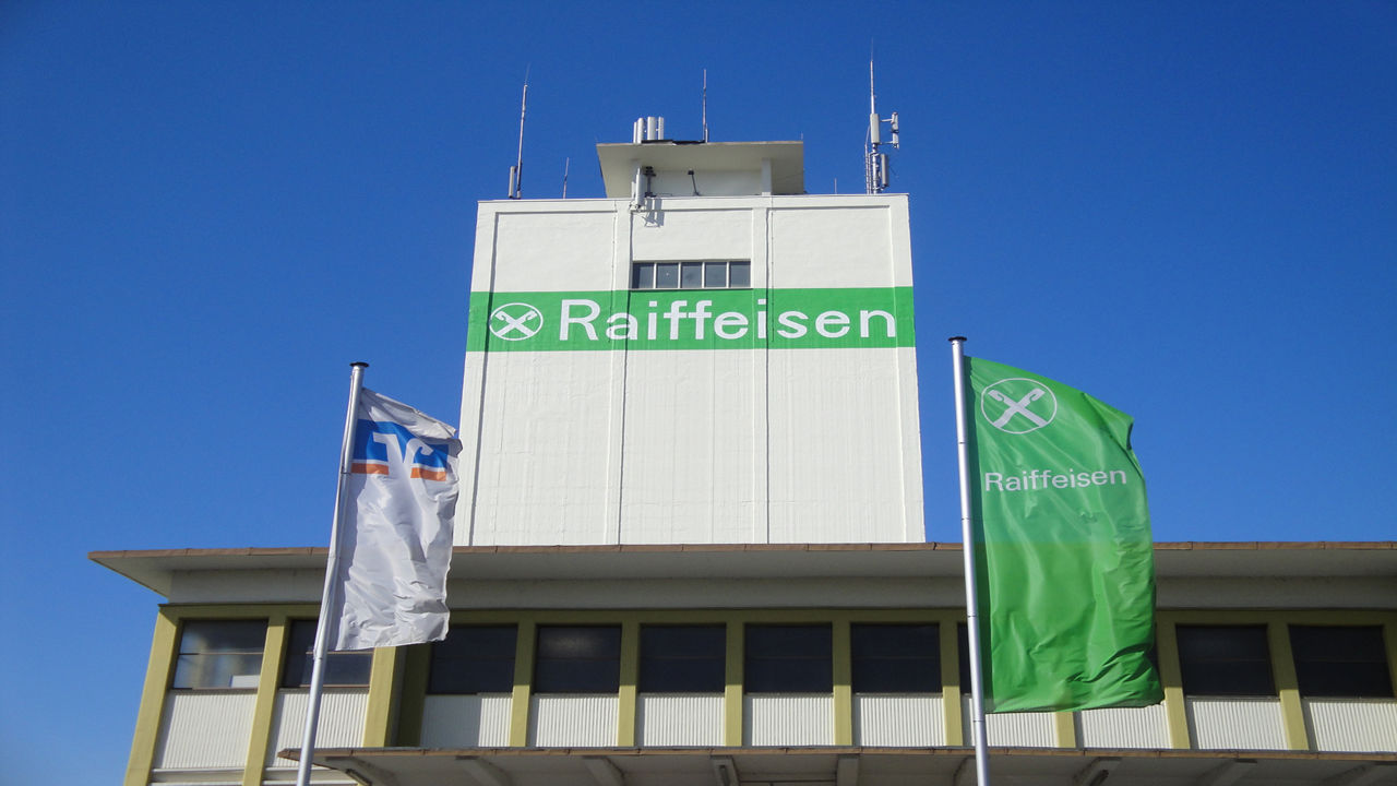 Auf dem Bild ist ein Silo mit der Logo-Aufschrift Raiffeisen zu sehen.