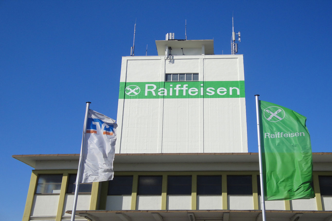 Auf dem Bild ist ein Silo mit der Logo-Aufschrift Raiffeisen zu sehen.