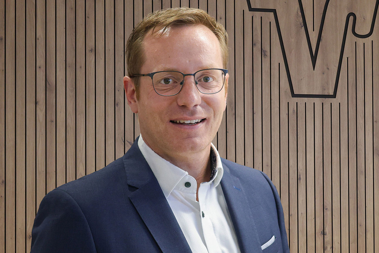 Kreditmarktfolgeleiter Simon Haimerl lächelt