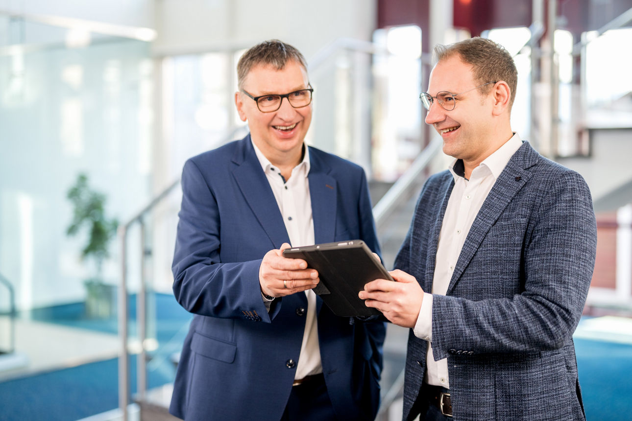 Zwei Männer beraten sich.