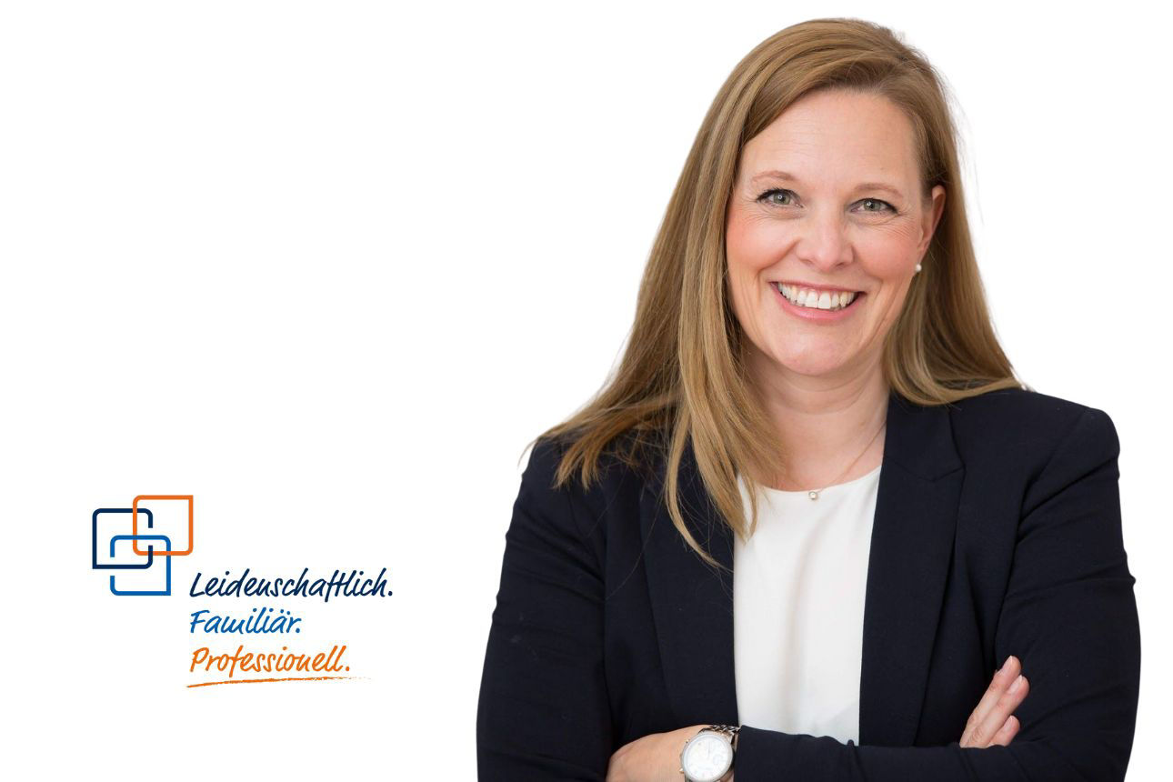 Porträt von Simone Kleinjung, einer lächelnden Frau mit langen blondbraunen Haaren im dunklen Blazer. Daneben das Firmenlogo und der Slogan "Leidenschaftlich. Familiär. Professionell."