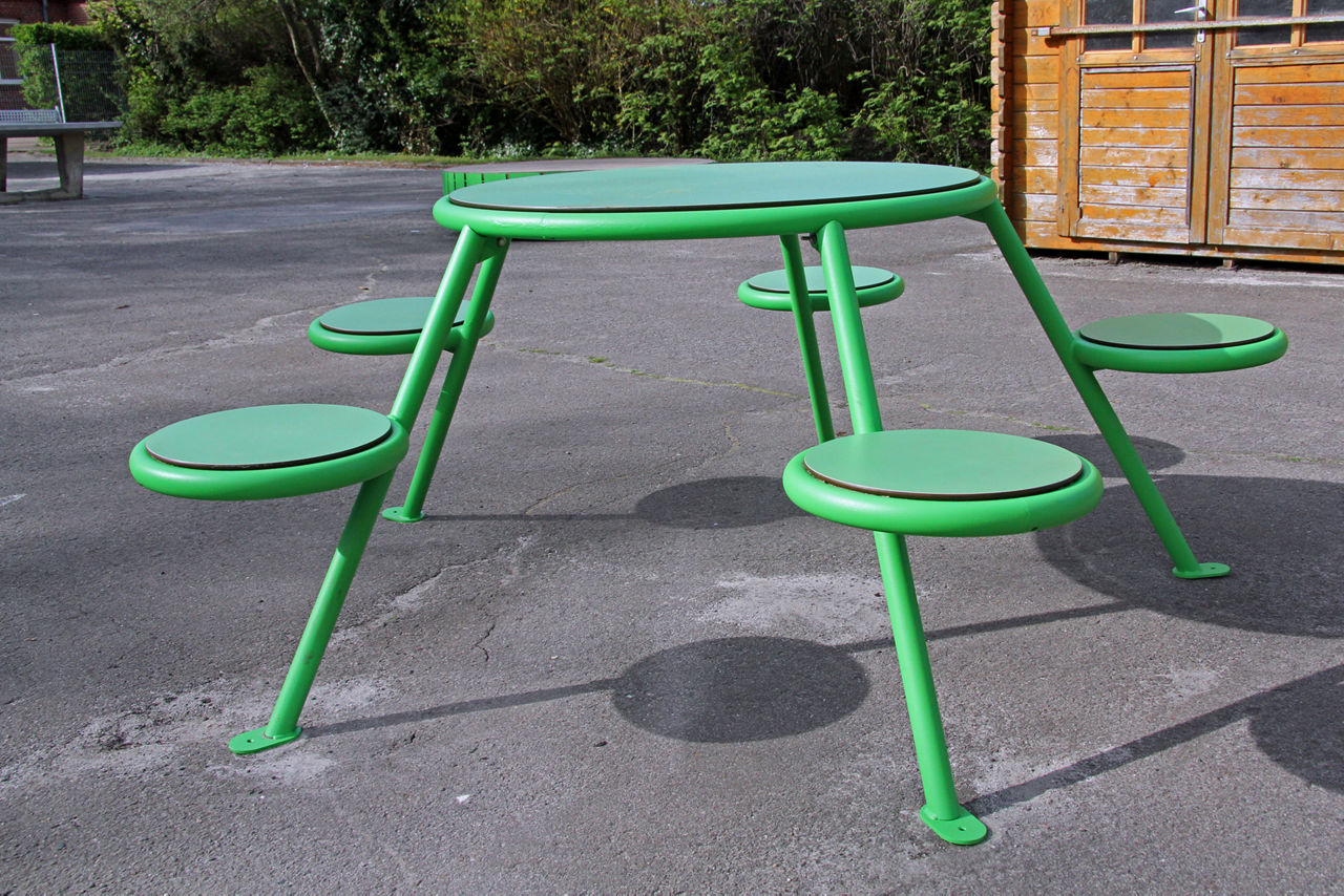 Die neue Sitzbank für die Grundschule Veenhusen