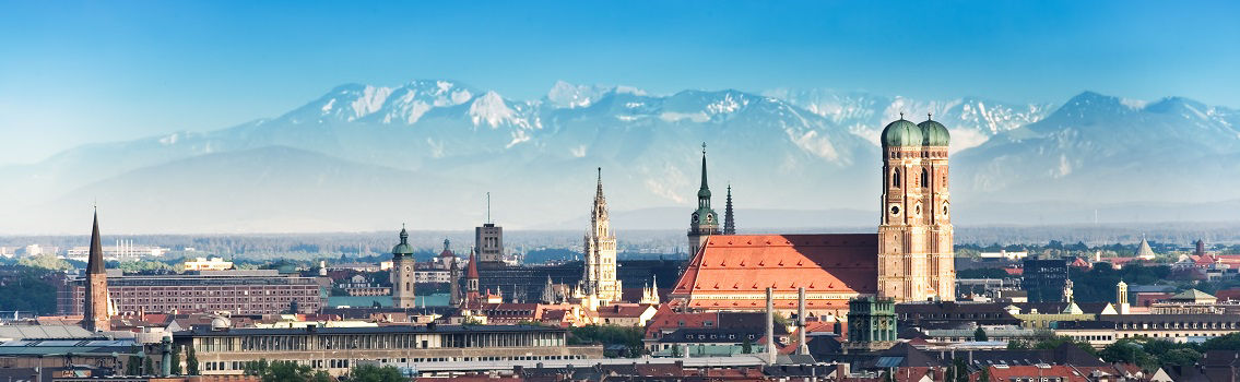 Skyline München quer Berge im Hintergrund