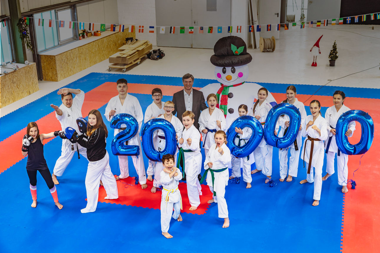 Judoka halten eine Luftballon 20.000