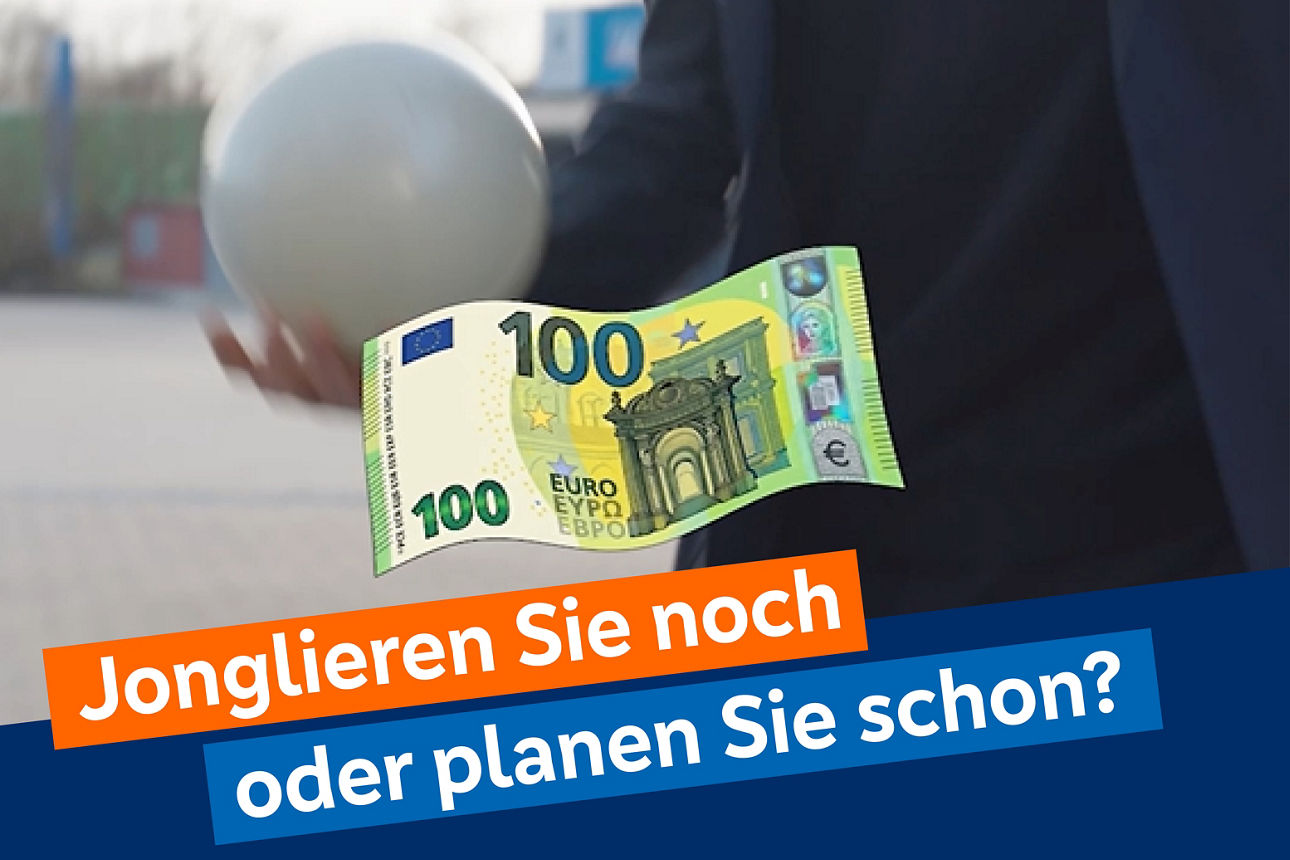 Ein hundert Euro Schein im Vordergrund zusehen wärend ein Mann ein Ball jongliert im Hintergrund.