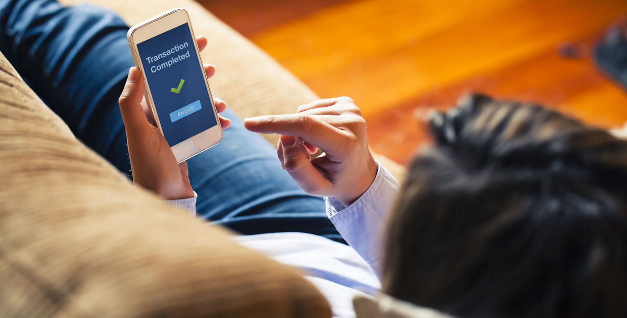 Frau nutzt Online-Banking zuhause