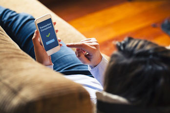 Frau nutzt Online-Banking zuhause