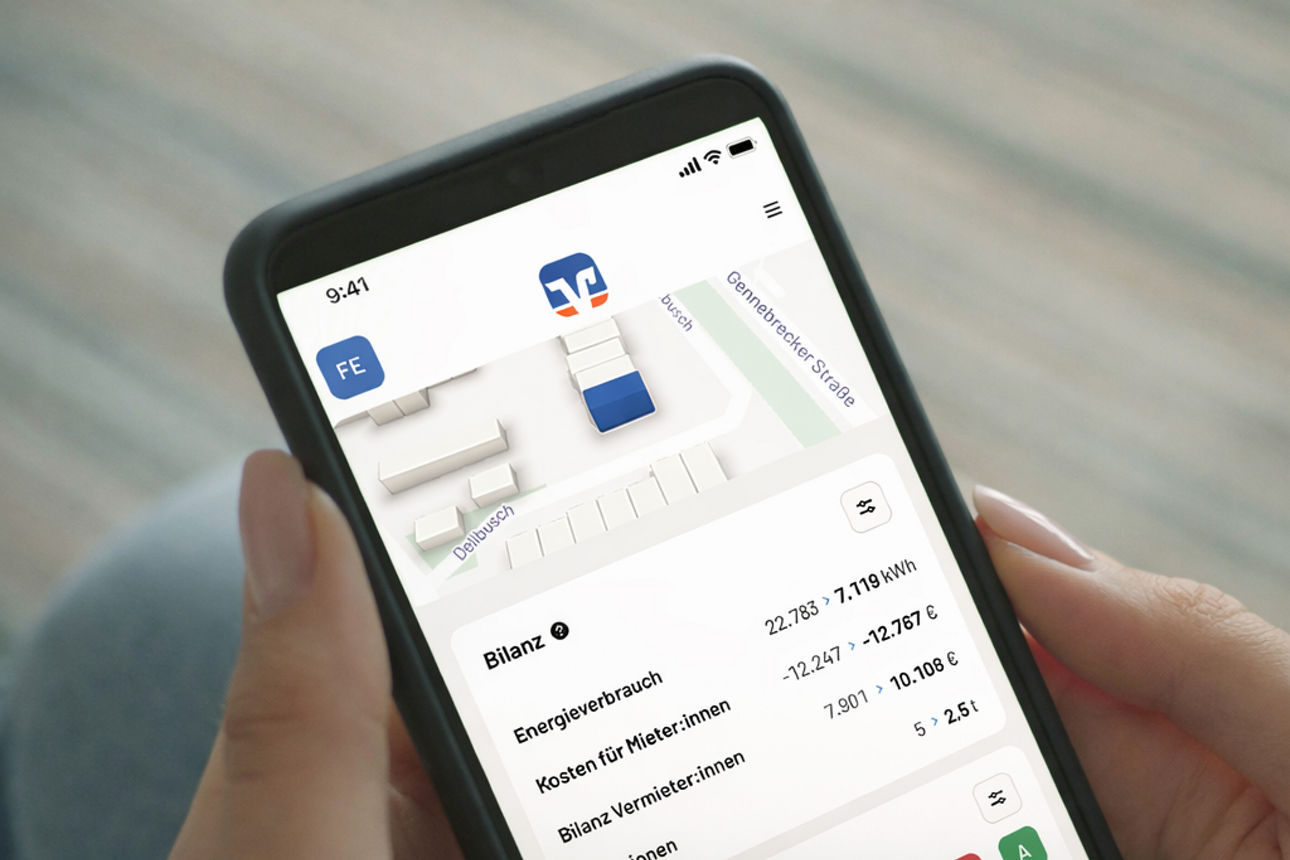 Smartphone mit geöffneter App in der Hand