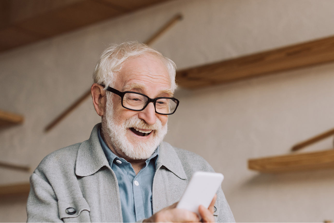 Älterer Mann nutzt ein Smartphone
